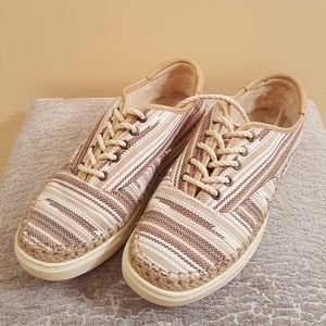 🔮EUC UGG Lace-up sneaker